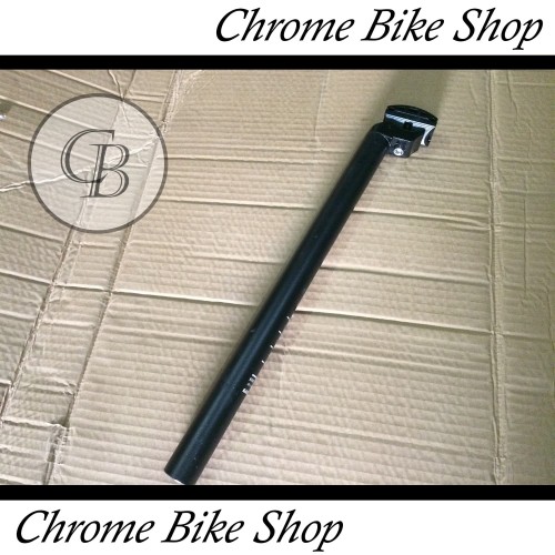 Foto Produk Seatpost Tiang Sadel Sepeda 28.6 Alloy Hitam 40cm Genio dari Chrome Bike Shop