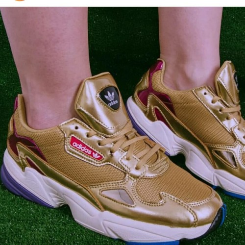 harga adidas falcon ori