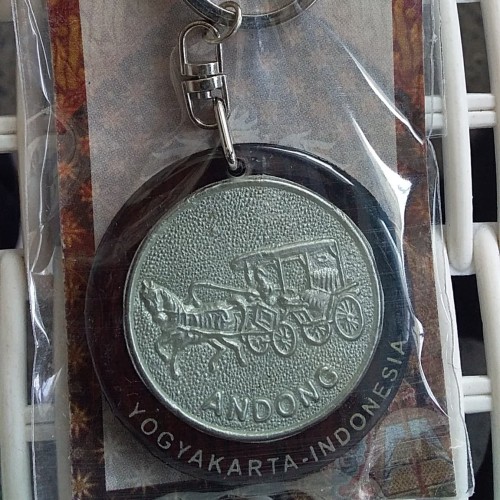 Foto Produk Souvenir Indonesia Gantungan Kunci Kendaraan Tradisional Andhong dari RAFANIA SOUVENIR JOGJA