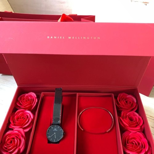 Jual Jam Tangan Wanita Dw Hitam Dan Rose Gold Box Red Velvet Jakarta Barat Bebewatch Tokopedia
