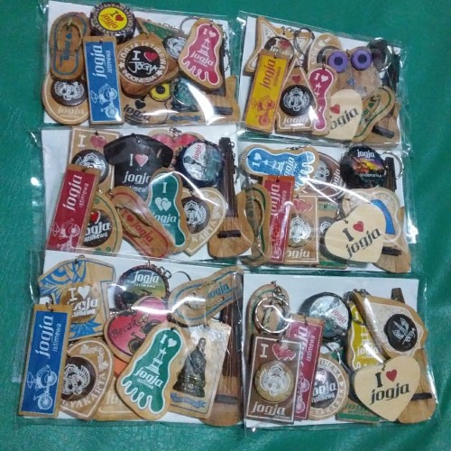 Foto Produk Gantungan Kunci Jogja Campuran dari RAFANIA SOUVENIR JOGJA