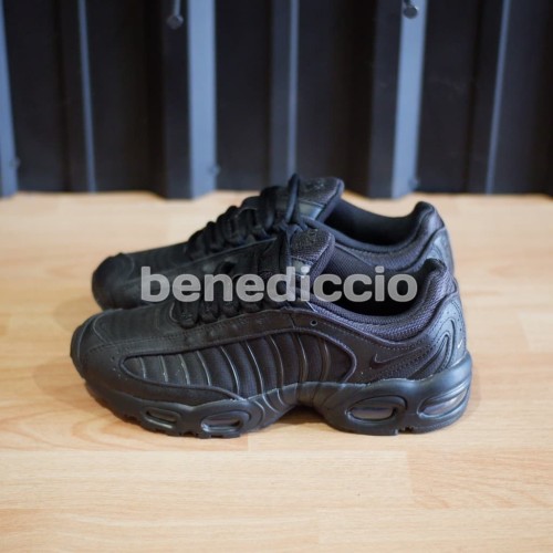 tailwind iv black