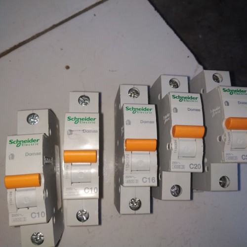 Foto Produk MCB SCHNEIDER DOMAE 1P 2A,6A,10A,16A,20A,25A,32A ORIGINAL SNI COPOTAN dari ASAAH Elektrik
