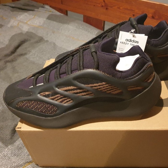 Jual Adidas Yeezy 700 V3 Clay Brown Eremiel US 7 Original not alvah - Kab. Tangerang - Steve 