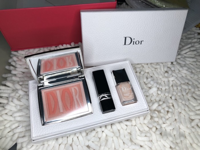... Kaos Bunny Love White. Source · DIOR BLUSH ON SET