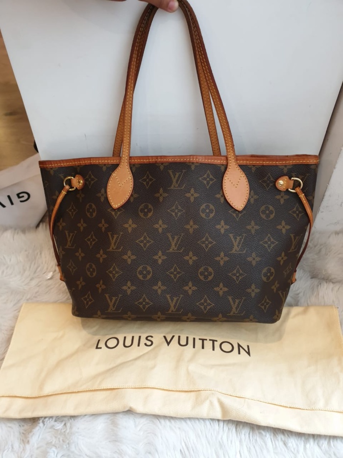 louis vuitton neverfull near me