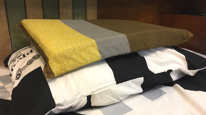 5 Cara Tidur Nyenyak saat Hidung Tersumbat Image result for bantal tambahan