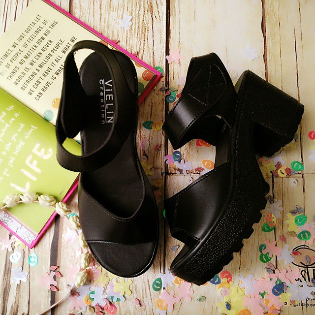 Sepatu High Heels Wanita elegant HItam 2 ban dan Putih .