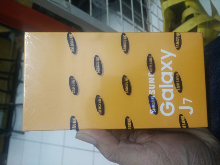 Samsung Galaxy J7 Samsung Galaxy J7 image