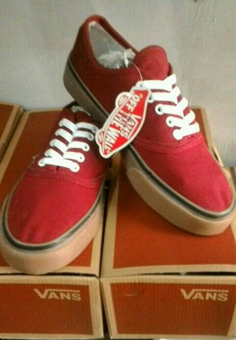 vans merah maroon