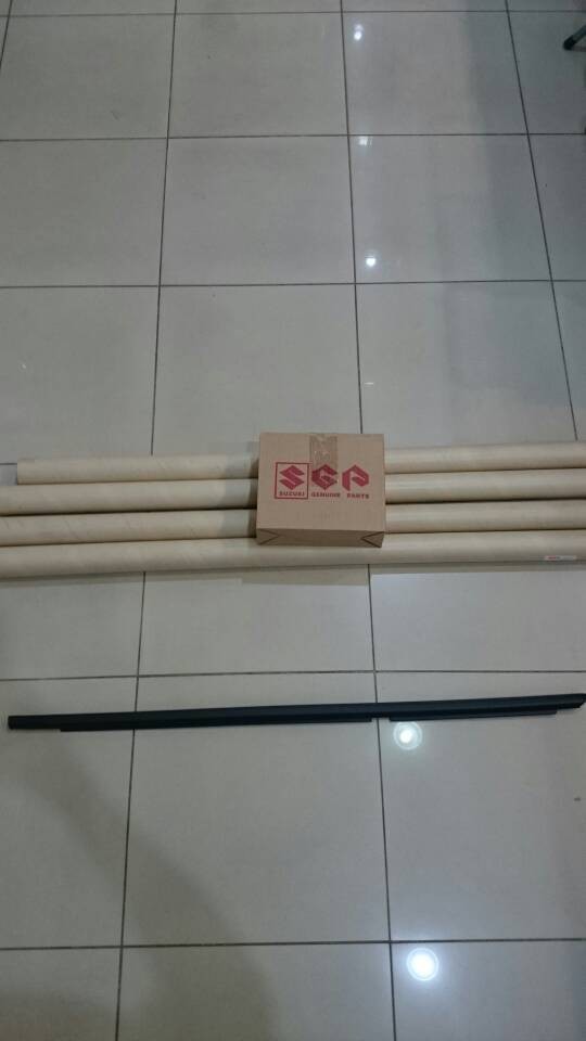 Pelipit Karet Kaca Luar Suzuki Grand Vitara Asli SGP (Original Suzuki)