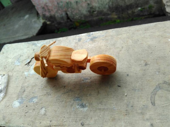hiasan pajangan miniatur motor kayu