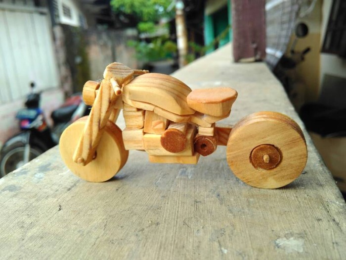 hiasan pajangan miniatur motor kayu