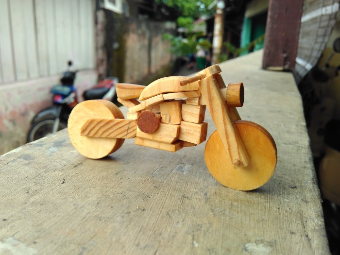 hiasan pajangan miniatur motor kayu