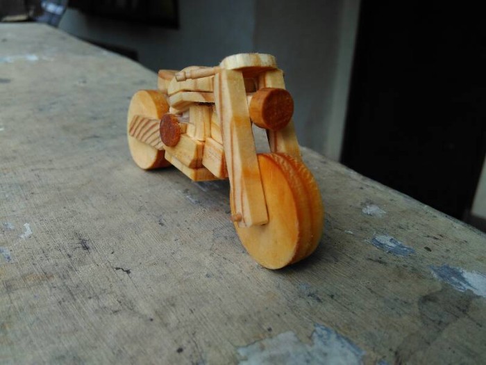 hiasan pajangan miniatur motor kayu