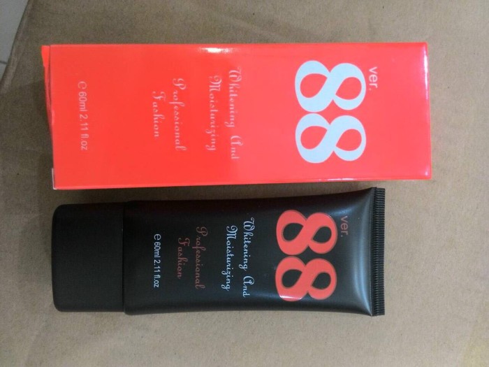 New Revlon Cream Foundation Whitening Moisture - Alas Bedak Cair 60ml + 1Pc Spon. Source