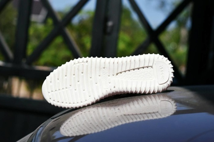 sepatu sneakers wanita Adidas Yeezy Boost Women Hitam Abu Abu YZ 06