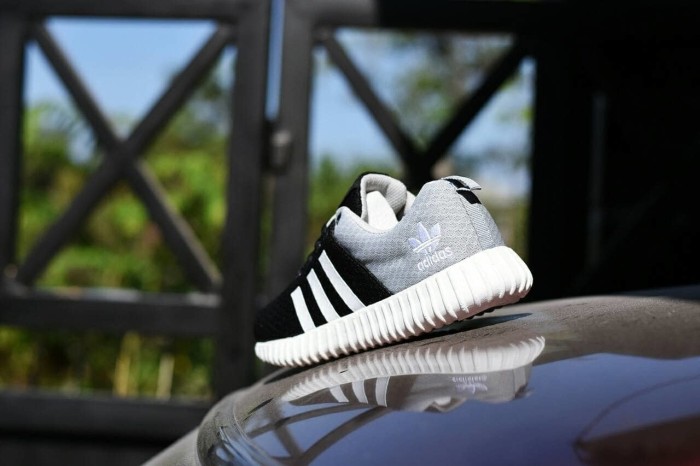 sepatu sneakers wanita Adidas Yeezy Boost Women Hitam Abu Abu YZ 06