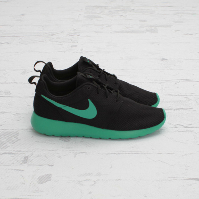 nike roshe run black green