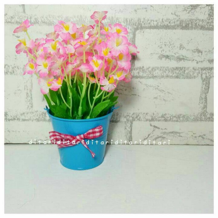 Buket bunga plastik artificial artifisial pot ember kaleng shabby