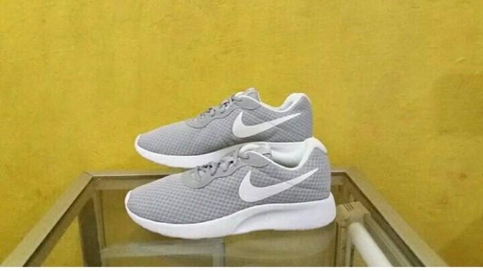 grey nike tanjun trainers