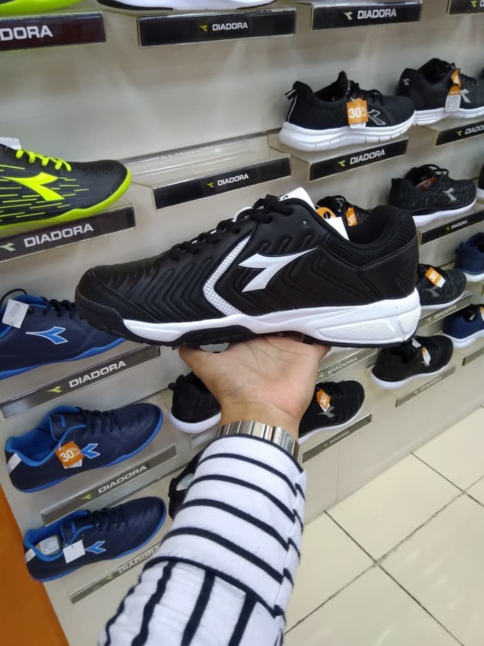 sepatu tenis diadora original