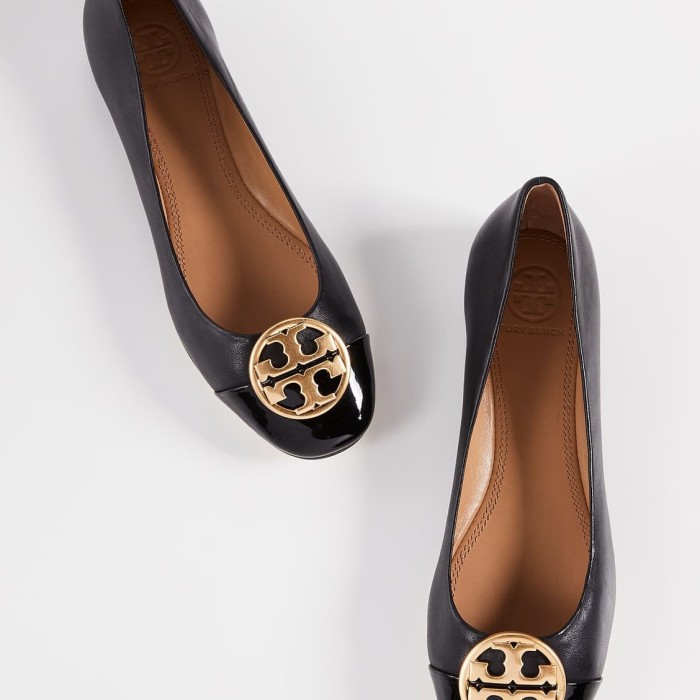tory burch chelsea cap toe pump