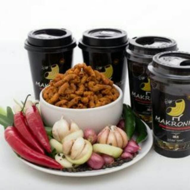 Makronice Keripik Makaroni in cup . Snack Pedas