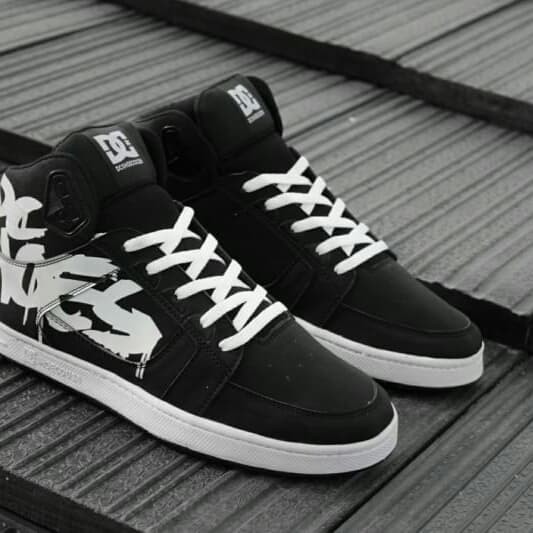 DC SHOES SEPATU PRIA KEKINIAN MOTIF KEREN