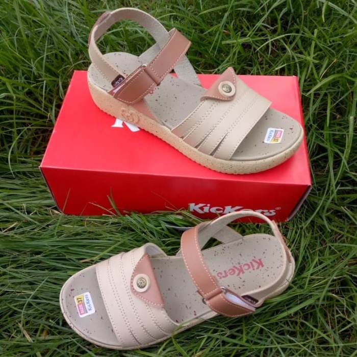 sepatu sandal let wanita Kickers tan krem