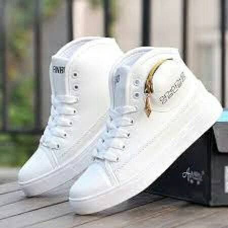Sepatu Cewek Boots Putih. Bahan Silky. Kualitas bagus. Ada Resleting