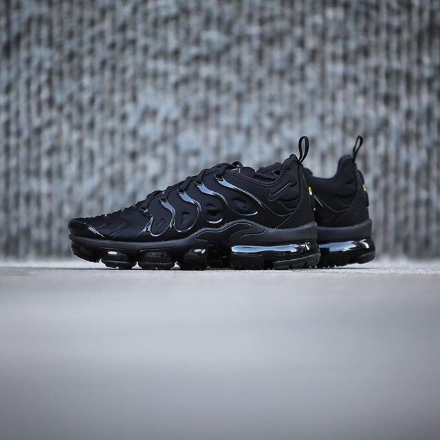 black vapormax plus triple black