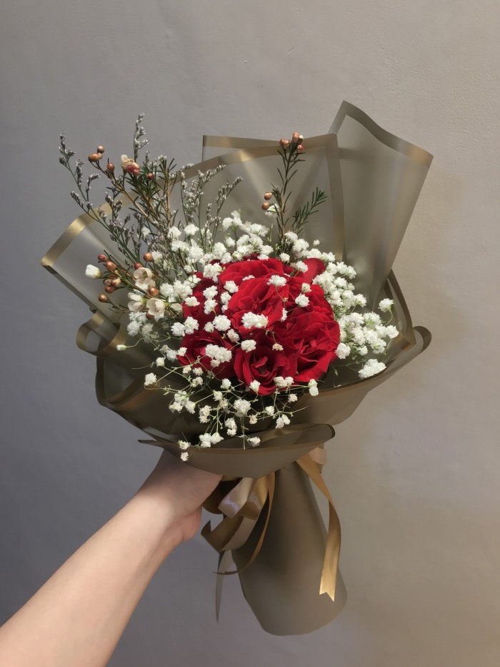 Jual Hand Bouquet Buket Bunga Segar Mawar Merah 10 Tangkai Dan Baby Breath Kota Tangerang Jw Florist Tokopedia