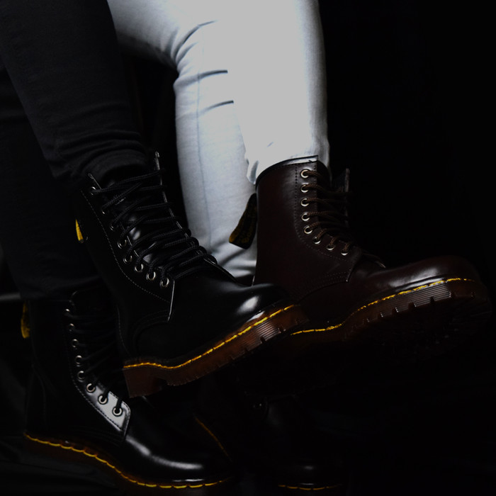 Sepatu Boots Docmart Dr Martens pria wanita 8 lubang hole KULIT Hitam .