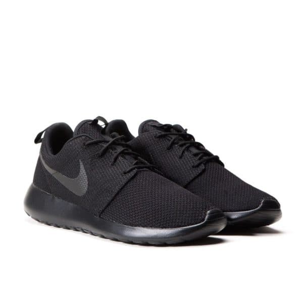 nike roshe run triple black