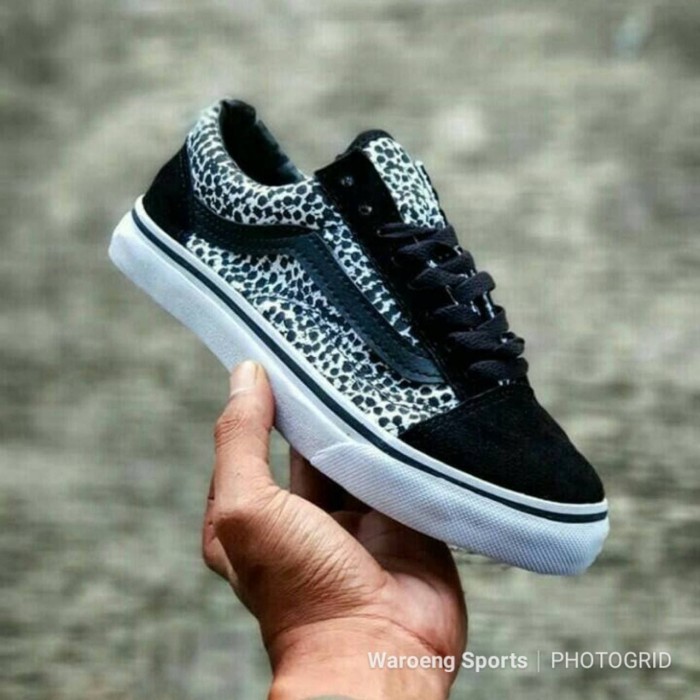 foto sepatu vans leopard