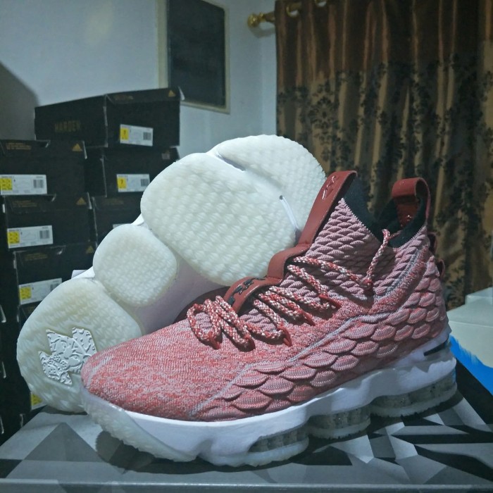 harga lebron 15