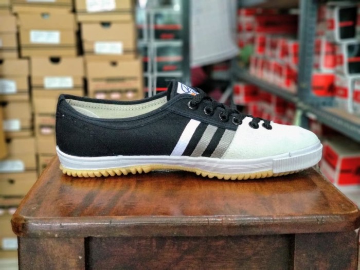Sepatu Capung Kodachi 8111 Hitam - Badminton, Volley, Running - Hitam, 37
