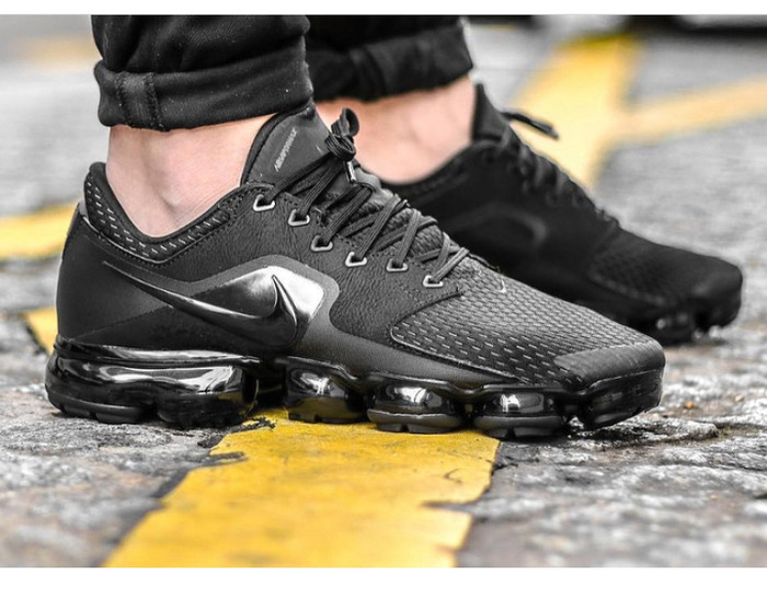 nike air vapormax triple black on feet