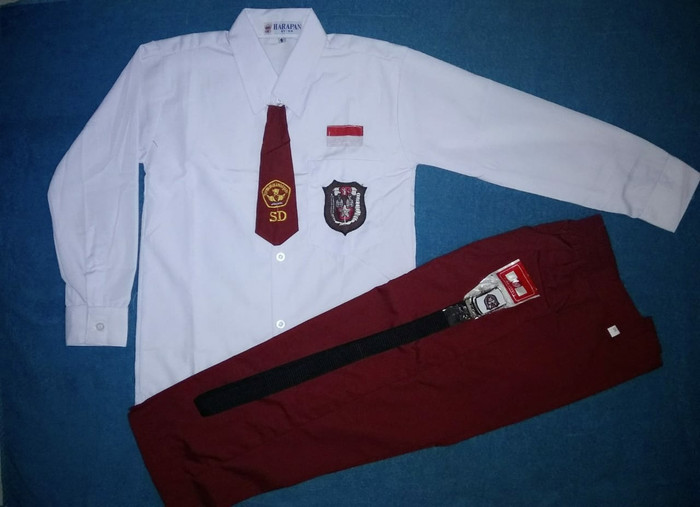 Satu Set Seragam Sekolah Dasar Lengkap