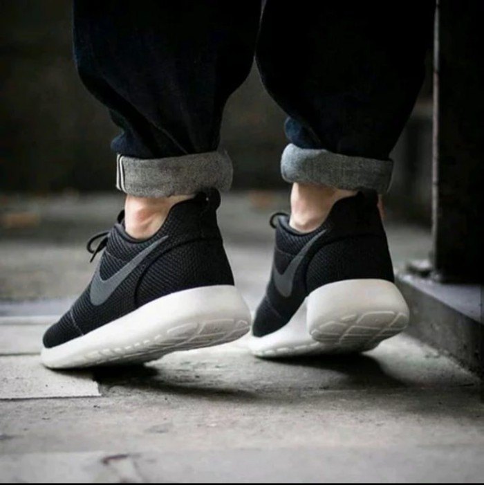 nike roshe run black sail