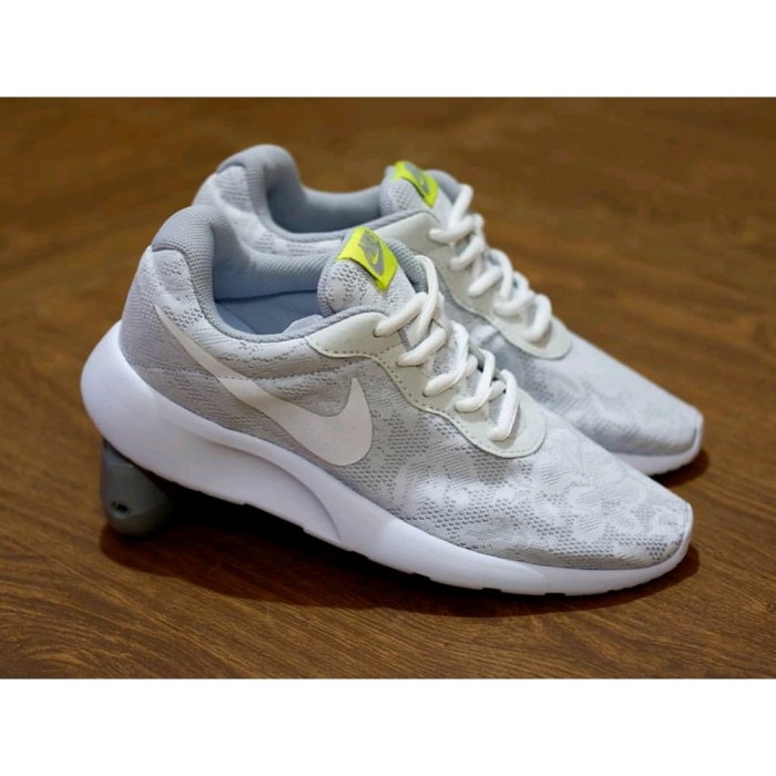 nike tanjun eng white