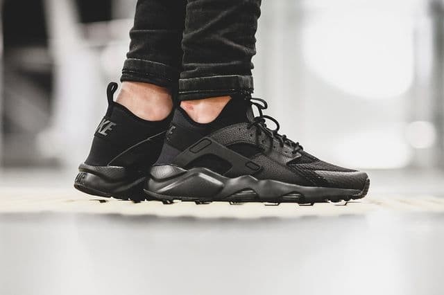 triple black nike air huarache