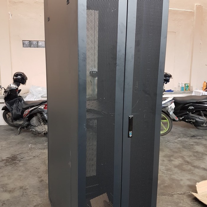 Jual CLOSE RACK 42U 1100MM PERFORATED DOOR RAK SERVER CLOSEDRACK 42 U ...