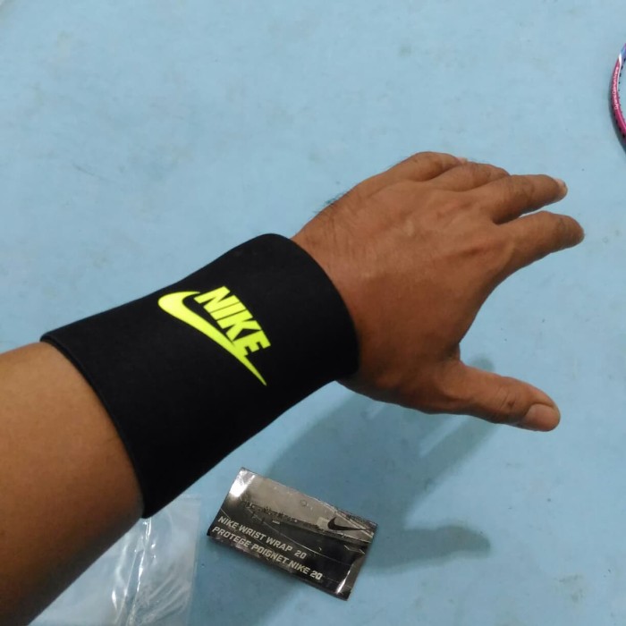 nike wrist wrap
