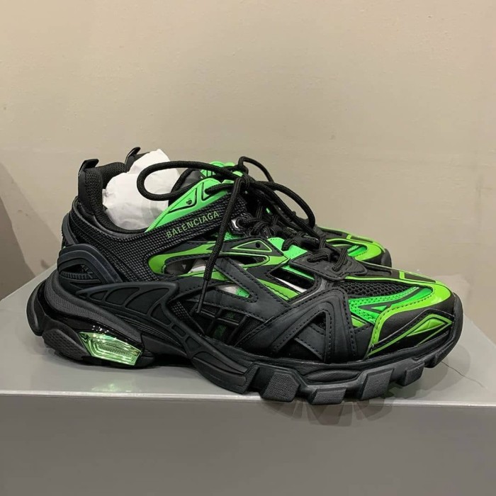 Balenciaga Track LED dôi giay co phan got nhấp nhay den