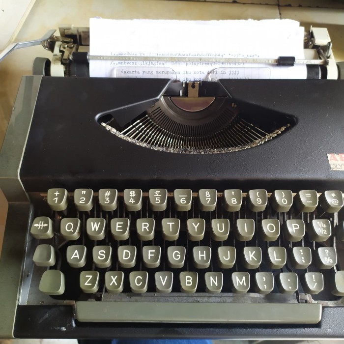 Jual mesin ketik manual warna hitam plus koper Jakarta