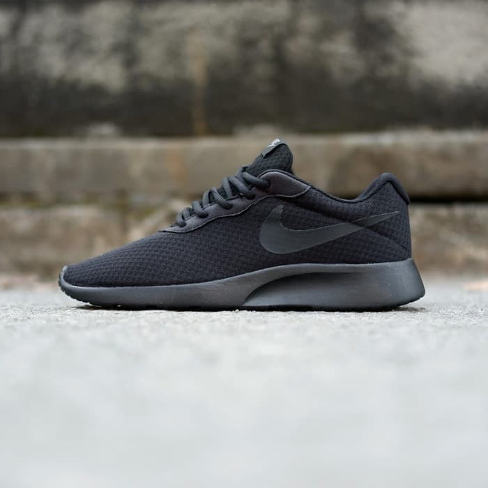 nike tanjun triple black