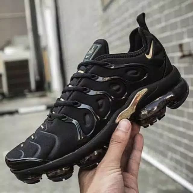 nike vapormax plus black and gold