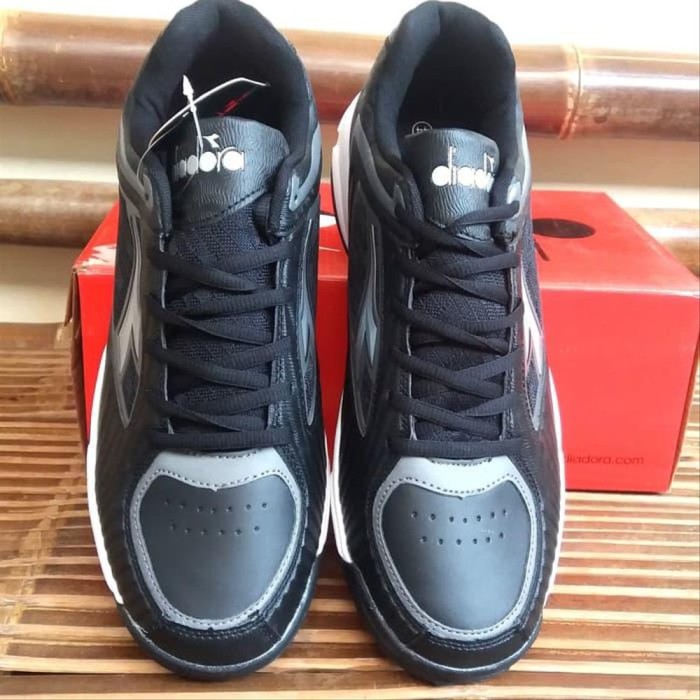 sepatu tenis diadora original
